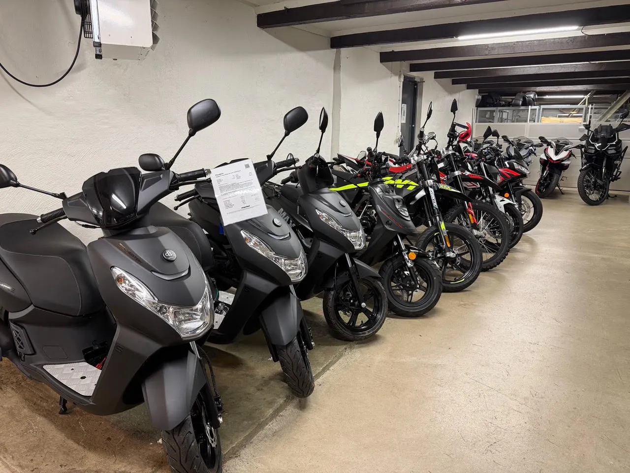 Mopeder och scootrar i MotorMedlarnas showroom i Barsebäck
